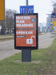 901542 Afbeelding van een een reclamebord bij de Weg der Verenigde Naties te Utrecht, met een reclameposter van ...